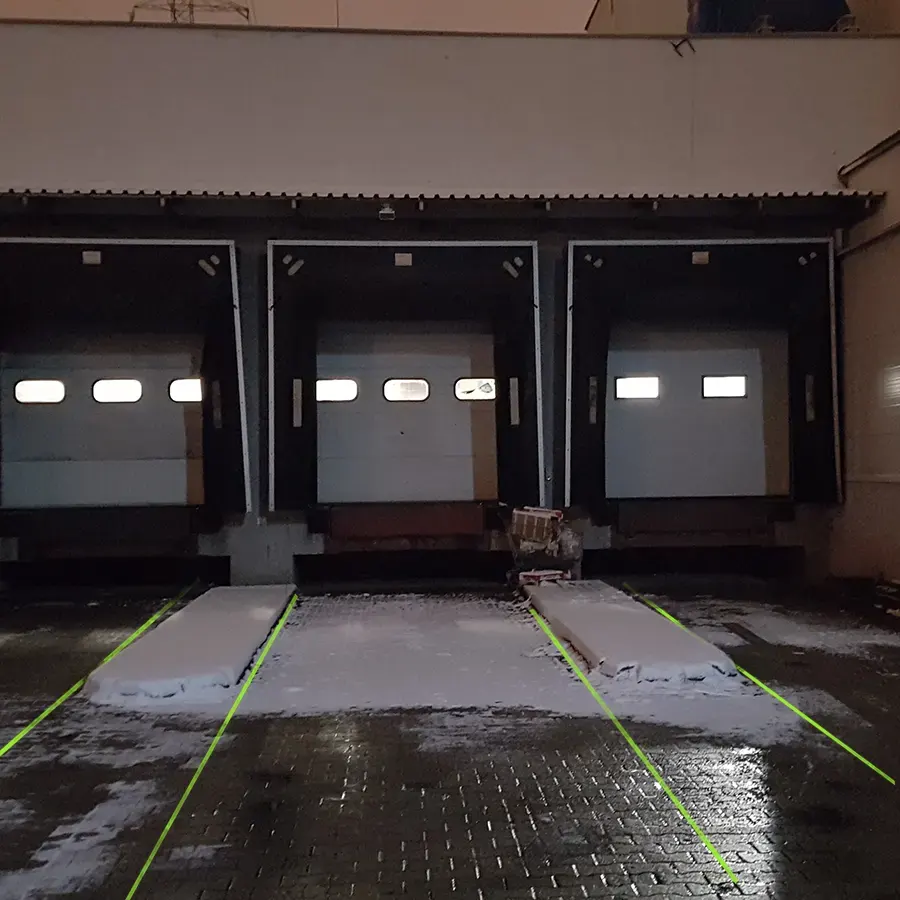 Linie laserowe wyświetlane w doku załadunkowym dla TIR-ów na który spadł śnieg