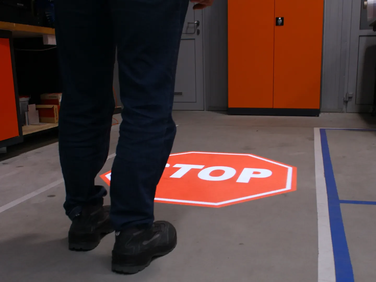aktywny piktogram "stop" reagujący na ruch